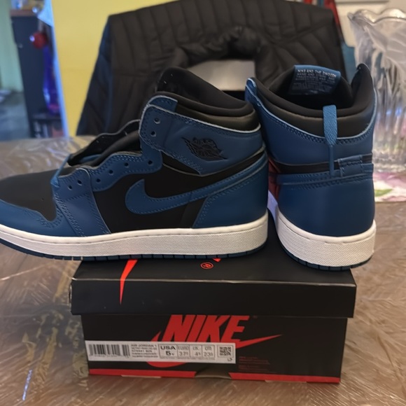 Air Jordan 1 Retro High og 2021 pair sz 5 youth 6.5 womans.. - Picture 3 of 3